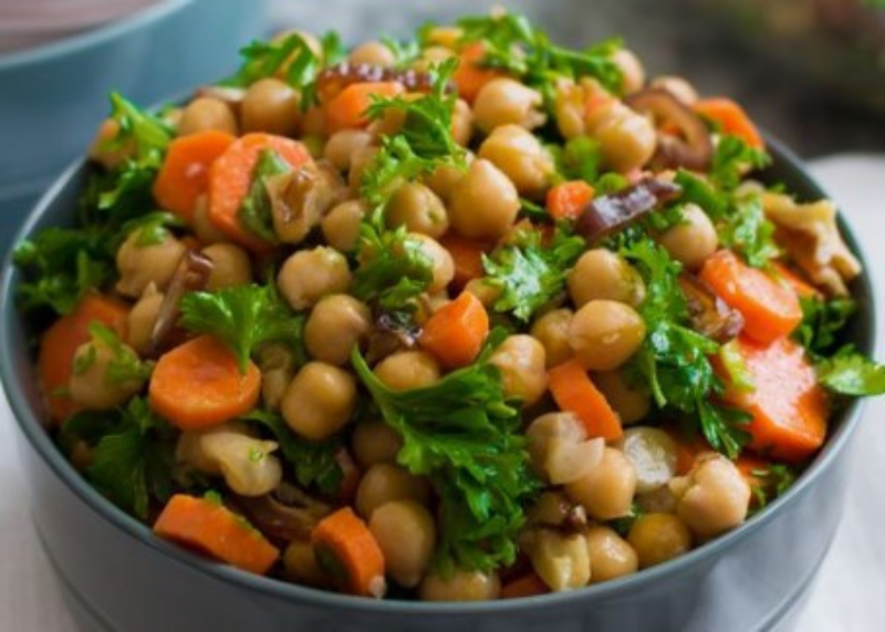 Salada de grão-de-bico e cenoura