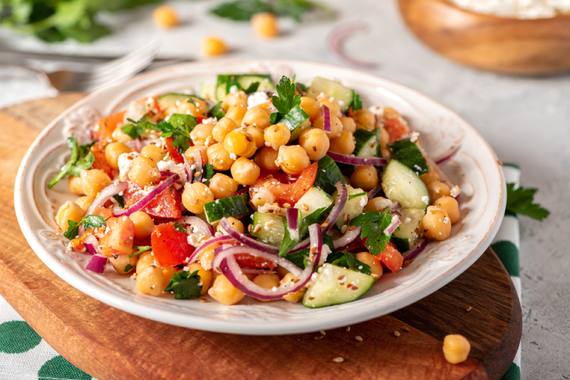 Salada de grão-de-bico e presunto