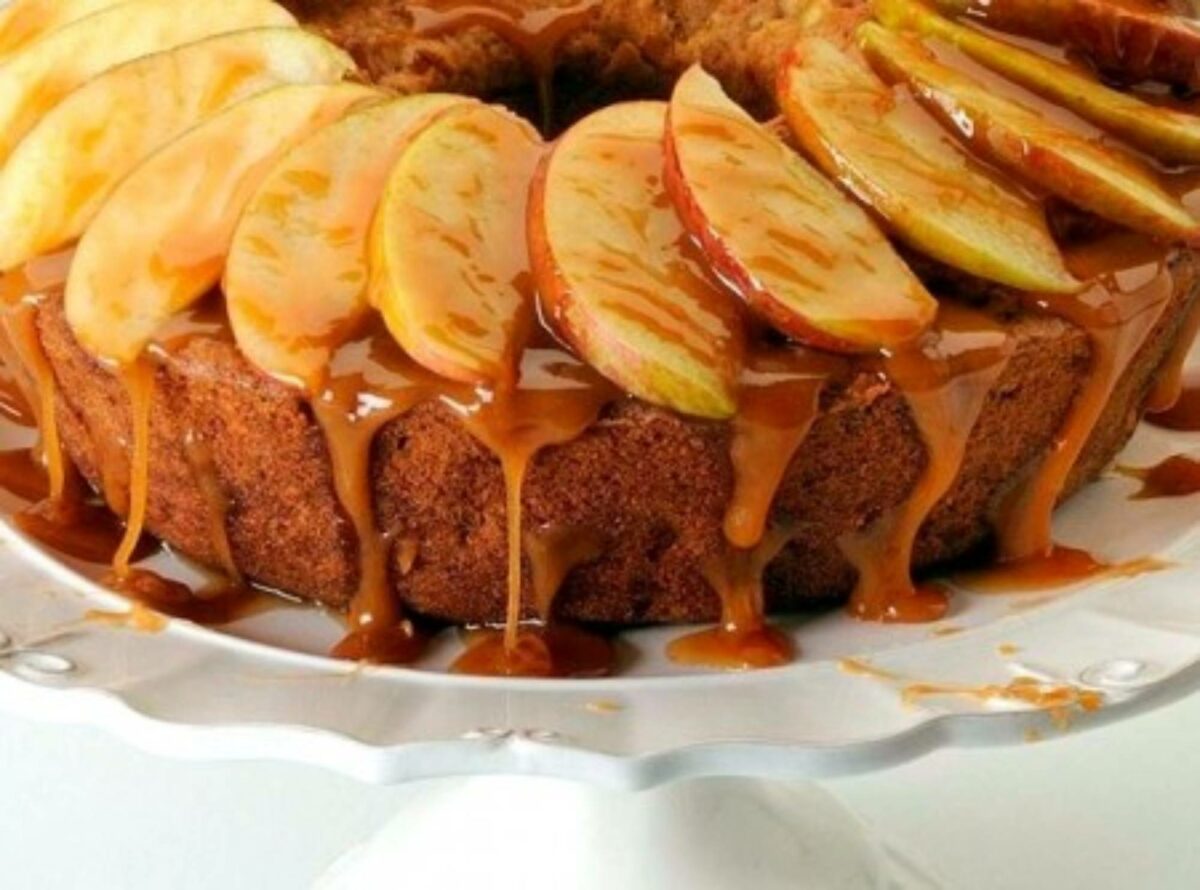 Aprenda a fazer bolo de maçã com calda