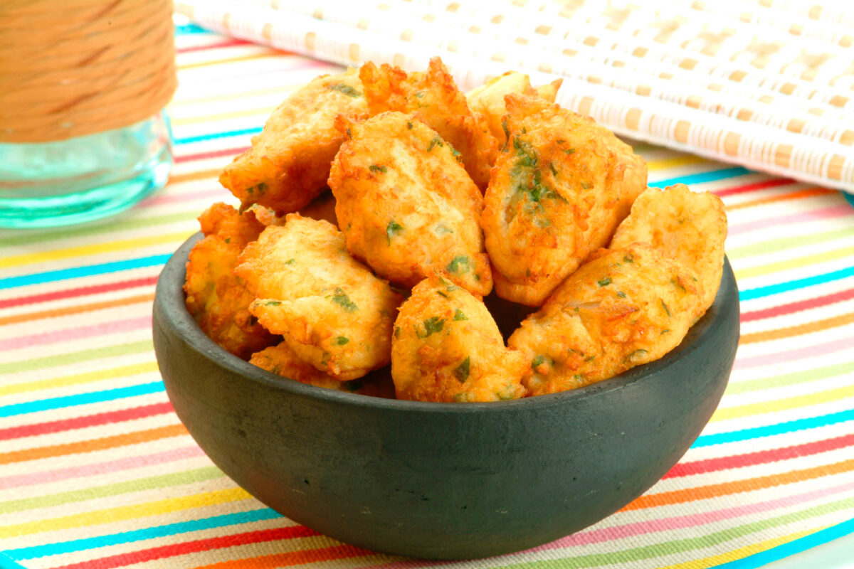 Conheça a origem do bolinho de arroz