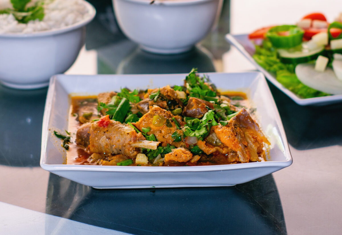 Galinha Caipira com Especiarias e Acompanhamentos