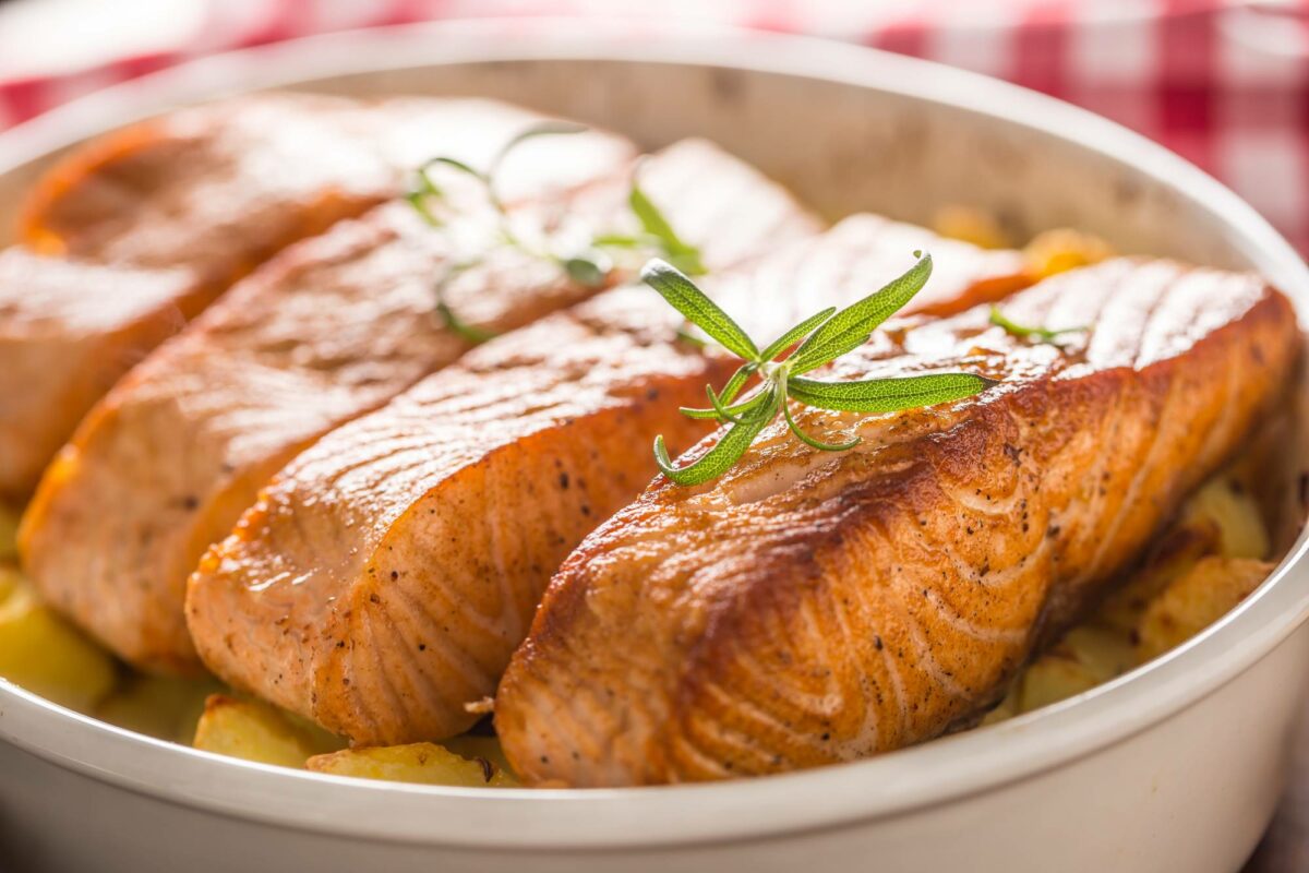 Salmão ao forno com batatas para uma Páscoa deliciosa